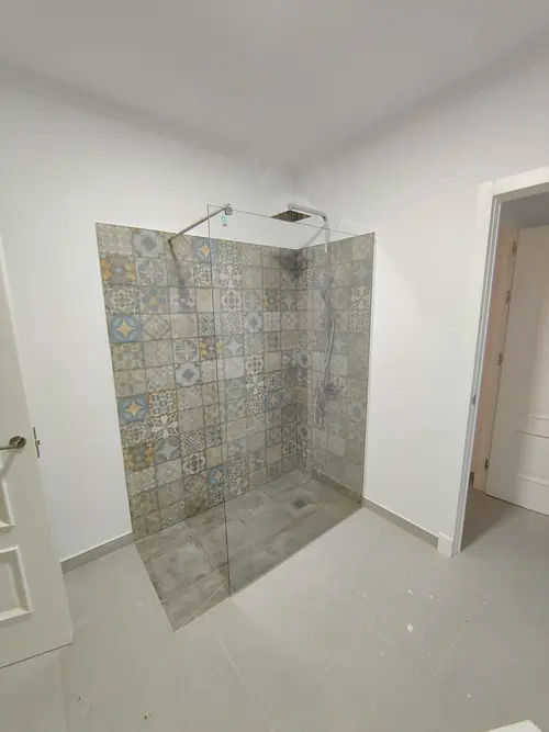 Baño reformado con ducha en vivienda unifamiliar en Barbate