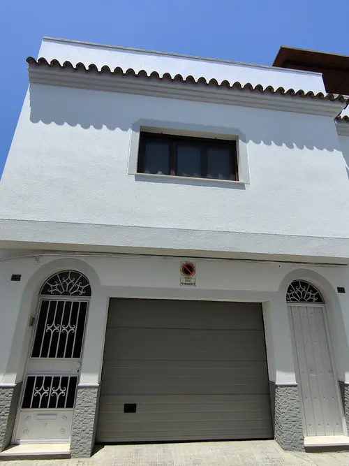 Fachada reformada de vivienda unifamiliar en Barbate